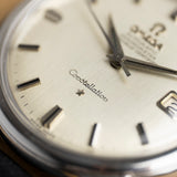 Detalle de la estrella y la firma Omega Constellation en la esfera plateada, reloj vintage