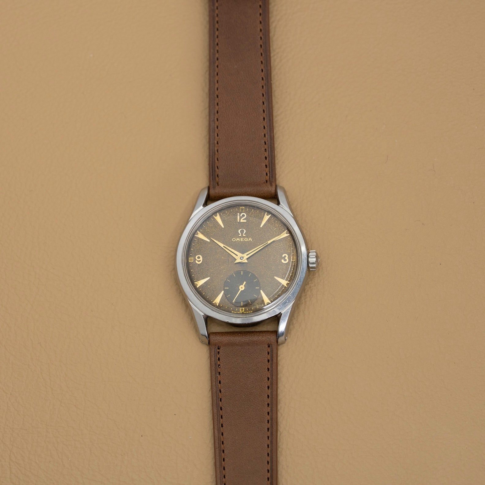 Omega Jumbo 2639-12 cadran chocolat vue de face sur bracelet cuir marron, montre ancienne