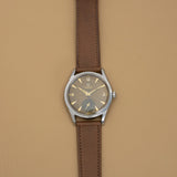 Omega Jumbo 2639-12 cadran chocolat vue de face sur bracelet cuir marron, montre ancienne