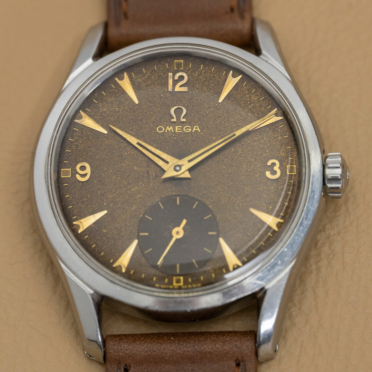 Cadran chocolat patiné de l'Omega Jumbo 1952, chiffres et index dorés, petite seconde, montre vintage