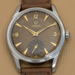 Cadran chocolat patiné de l'Omega Jumbo 1952, chiffres et index dorés, petite seconde, montre vintage