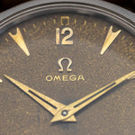 Logo Omega et aiguilles dorées sur le cadran chocolat de la Jumbo vintage