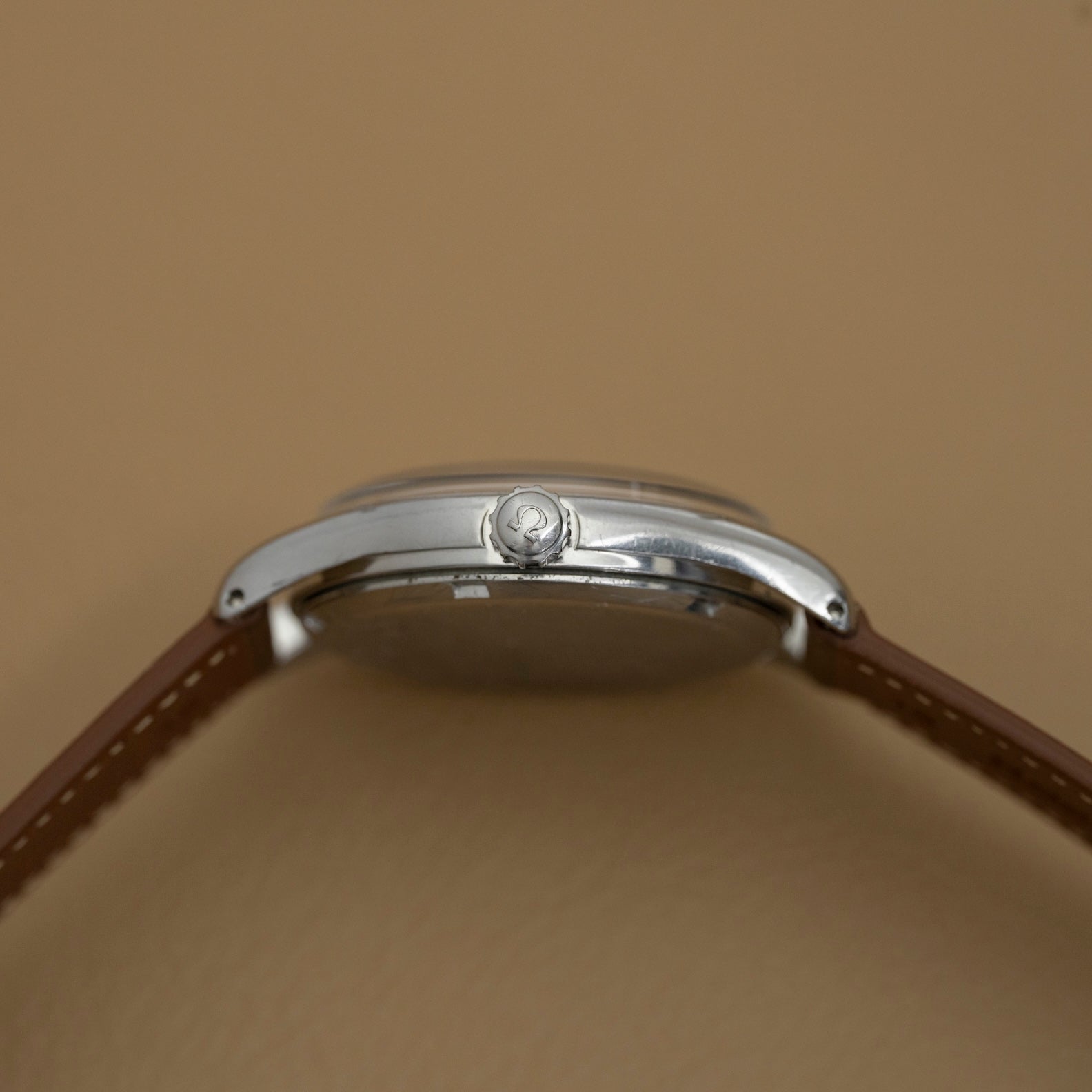 Profil côté couronne du boîtier acier 36 mm de l'Omega Jumbo 2639-12, montre vintage