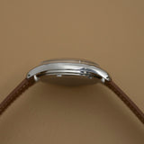 Profil gauche du boîtier acier de l'Omega Jumbo cadran chocolat, montre ancienne