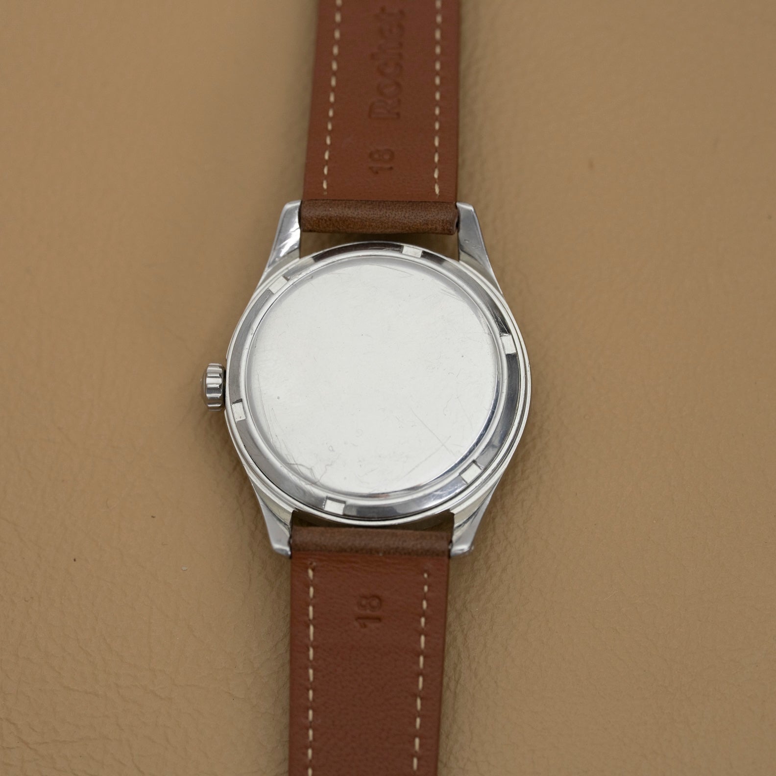 Fond de boîte en acier de l'Omega Jumbo 2639-12 sur bracelet cuir marron, montre vintage