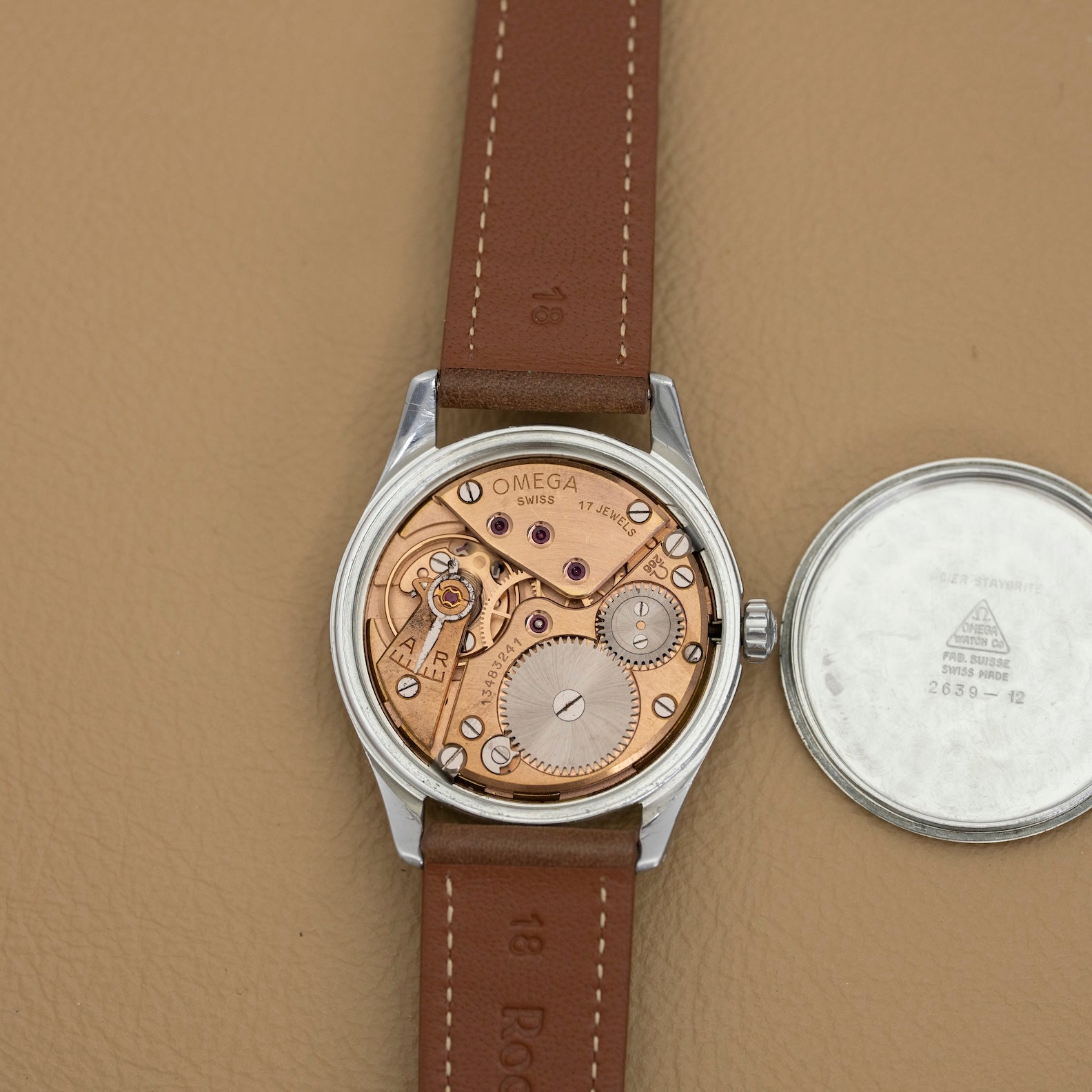 Omega Jumbo 2639-12 ouverte, mouvement et fond de boîte visibles, montre ancienne