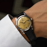 Omega Seamaster Calendar 1956, calibre 503 automatique, boîtier acier 34 mm, cadran champagne patiné, portée