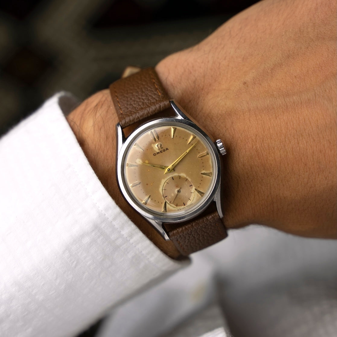 Montre vintage Omega Jumbo 2791-2 de 1954 au poignet, cadran patiné brun et bracelet cuir