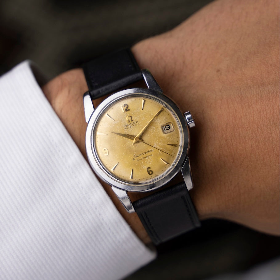 Montre vintage Omega Seamaster Calendar 2849 de 1956 au poignet, cadran doré patiné et date à 3 heures