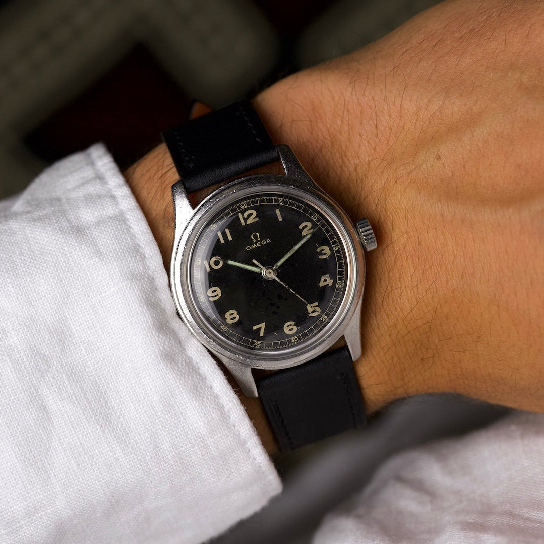 Montre vintage Omega Suveran 2425-2 de 1944 au poignet, cadran noir de style militaire