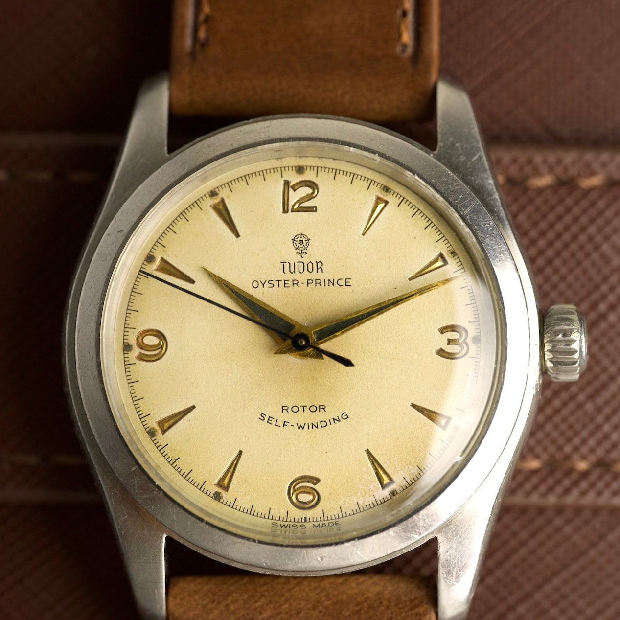 Esfera crema con pátina del Tudor Oyster Prince 7808, logotipo de la rosa e inscripción Rotor Self-Winding, reloj vintage