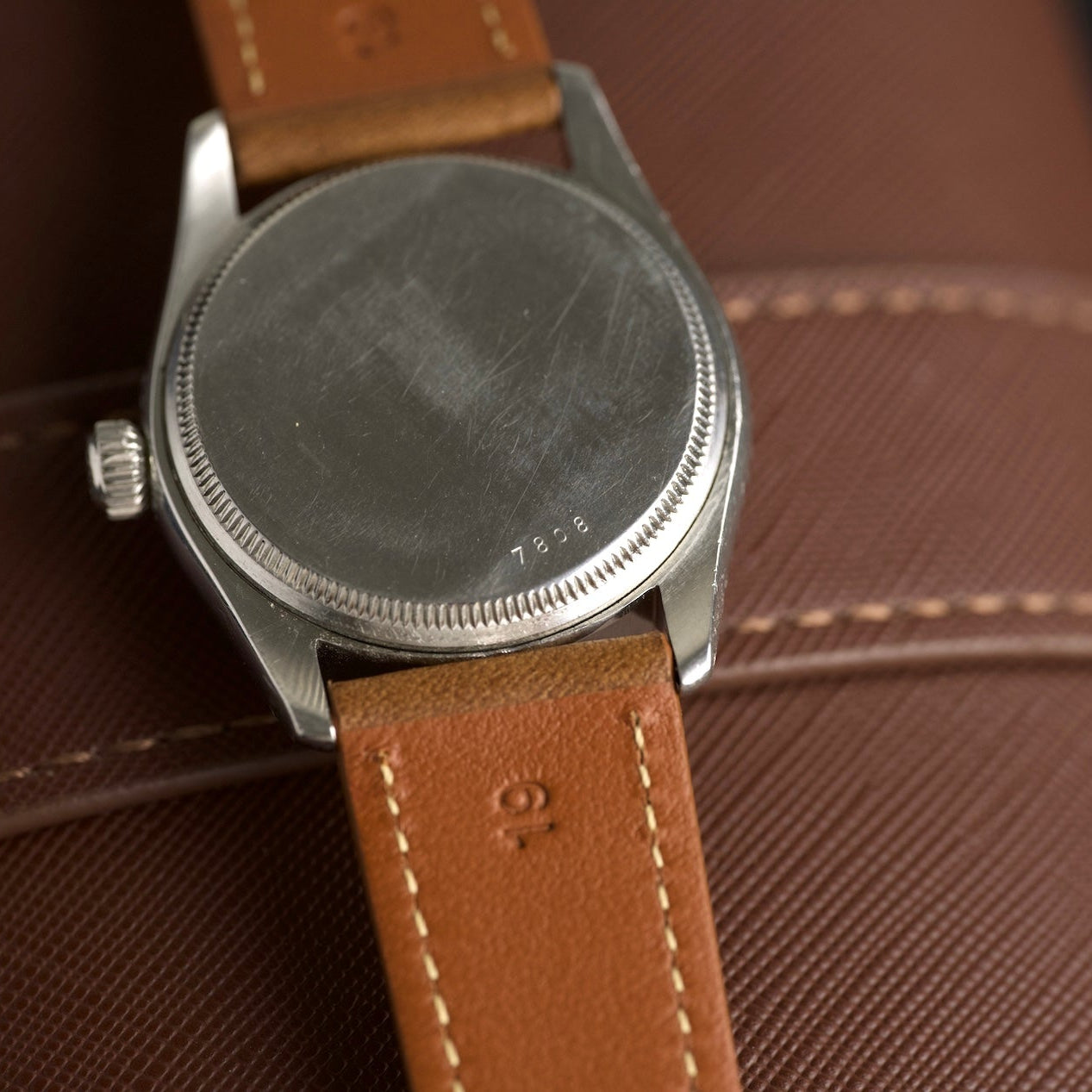 Fondo roscado de la caja Oyster del Tudor 7808 con correa de piel, reloj antiguo