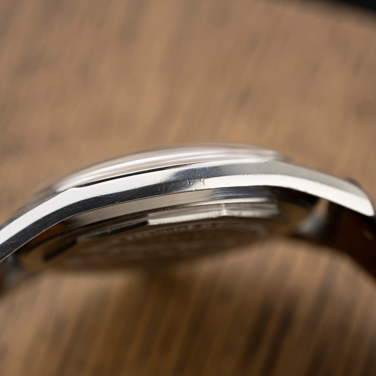 Left profile of the steel case of the 1960 Zenith Pilot, vintage watch