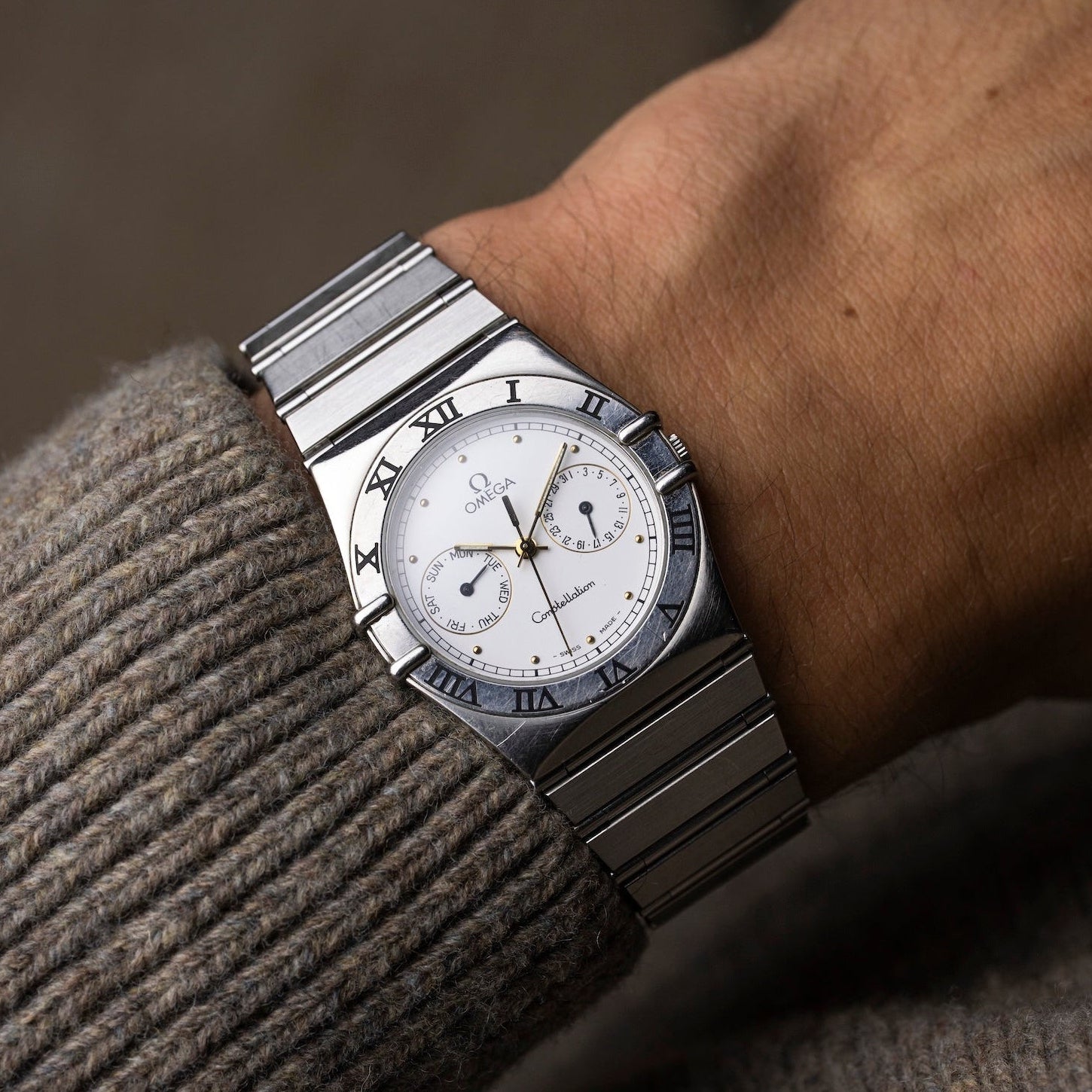 Omega Constellation Manhattan Day-Date 1991, calibre quartz 1445, boîtier acier 32,2 mm, cadran blanc, bracelet intégré, portée