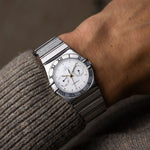 Omega Constellation Manhattan Day-Date 1991, calibre quartz 1445, boîtier acier 32,2 mm, cadran blanc, bracelet intégré, portée