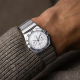 Omega Constellation Manhattan Day-Date 1991, calibre quartz 1445, boîtier acier 32,2 mm, cadran blanc, bracelet intégré, portée