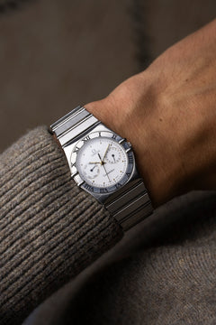Omega Constellation Manhattan Day-Date 1991, calibre quartz 1445, boîtier acier 32,2 mm, cadran blanc, bracelet intégré, portée