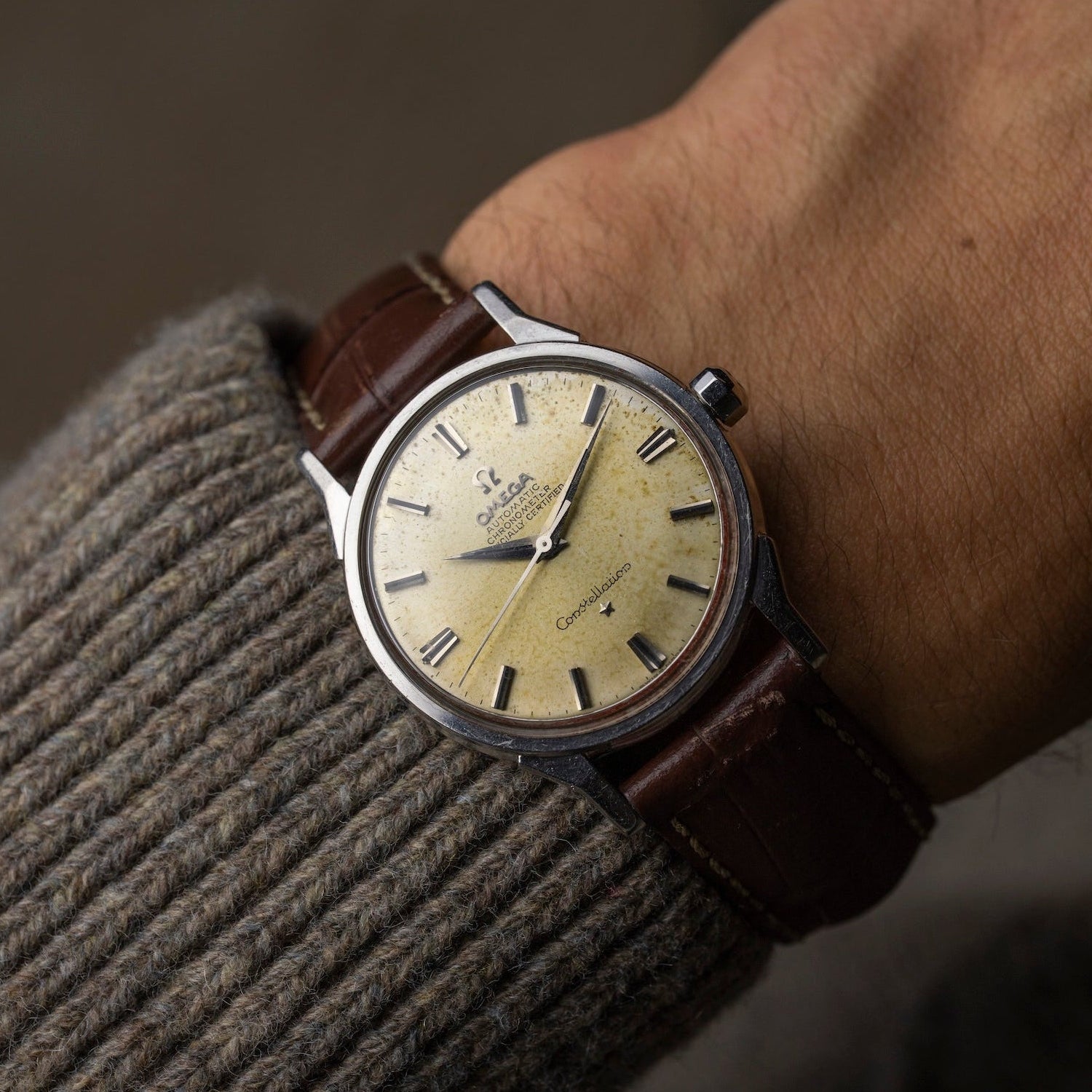 Omega Constellation 1963, calibre 551 automatique chronomètre, boîtier acier 33,5 mm, cadran patiné, portée