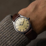 Omega Constellation 1963, calibre 551 automatique chronomètre, boîtier acier 33,5 mm, cadran patiné, portée