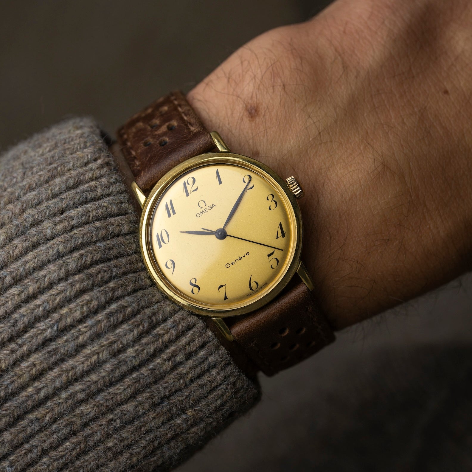 Omega Genève 1969, calibre 601 manuel, boîtier plaqué or 33,5 mm, cadran champagne, chiffres arabes, portée
