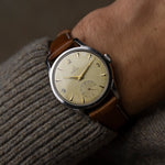 Omega Petite Seconde 1954, calibre 266 manuel, boîtier acier, 35,8 mm, cadran patiné jaune-doré