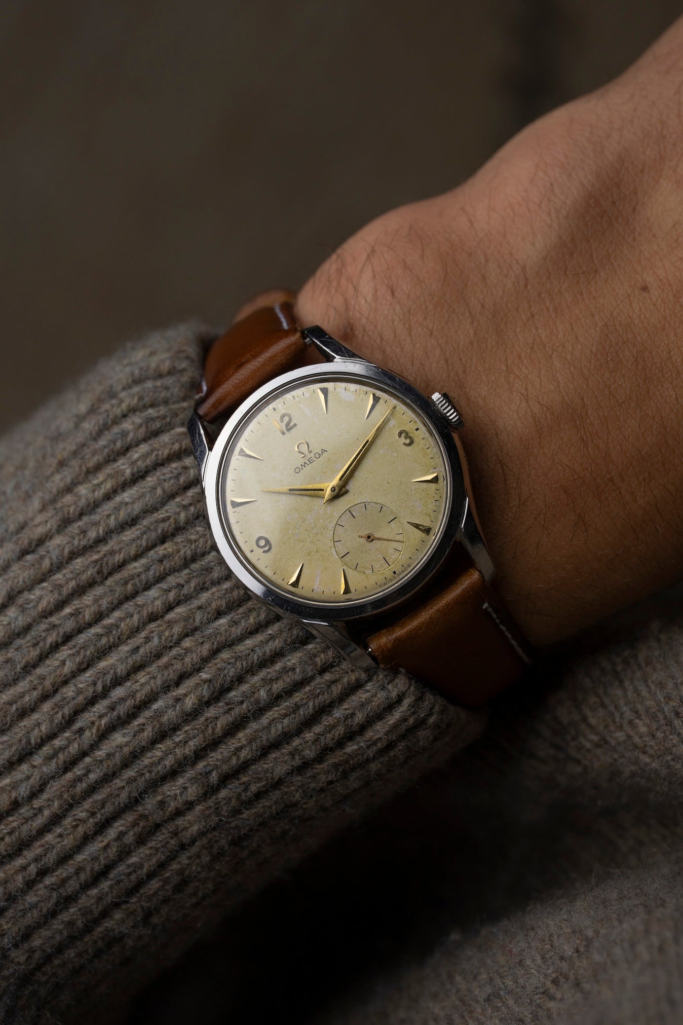 Omega Petite Seconde 1954, calibre 266 manuel, boîtier acier, 35,8 mm, cadran patiné jaune-doré