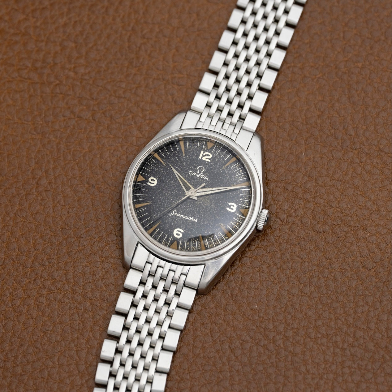 Omega Seamaster Ranchero vintage vue de face, cadran noir stardust et bracelet acier