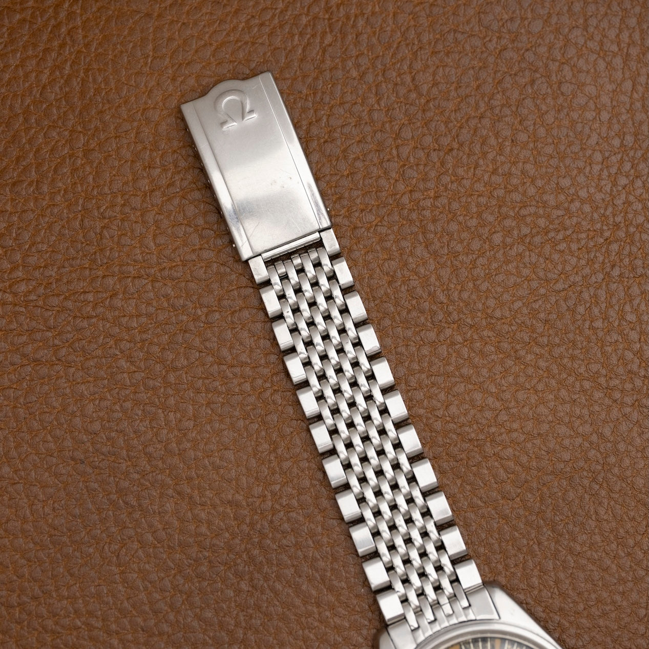 Fermoir signé Omega du bracelet acier grains de riz, montre vintage