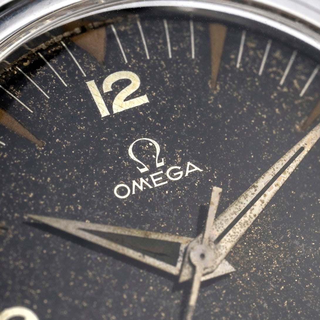 Logo Omega et chiffre 12 sur le cadran stardust patiné de la Ranchero, montre ancienne