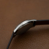 Profil gauche du boîtier acier de l'Omega Ranchero 2996, montre ancienne
