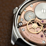 Gros plan sur le calibre 284 de l'Omega Ranchero, rouages et rubis, montre vintage