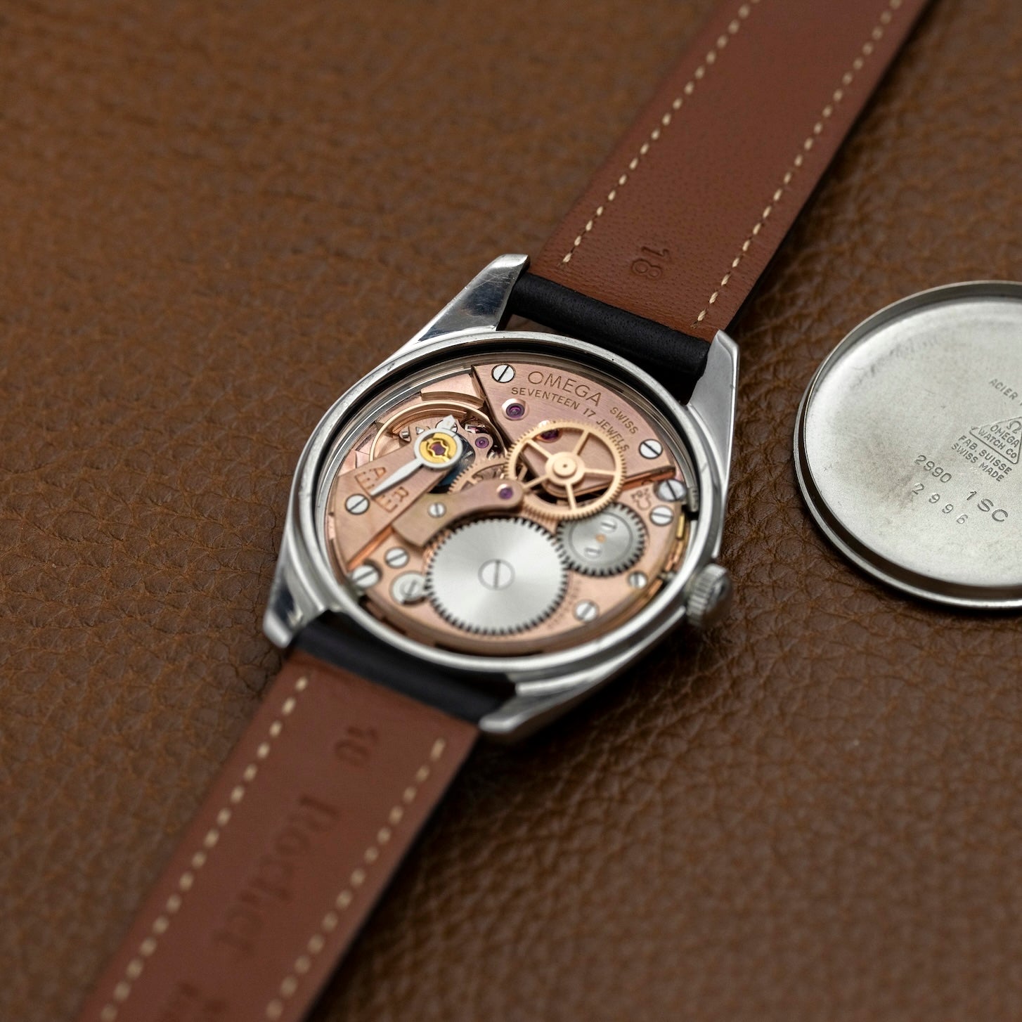 Omega Ranchero 2996 ouverte, vue d'ensemble du mouvement et du fond, montre ancienne