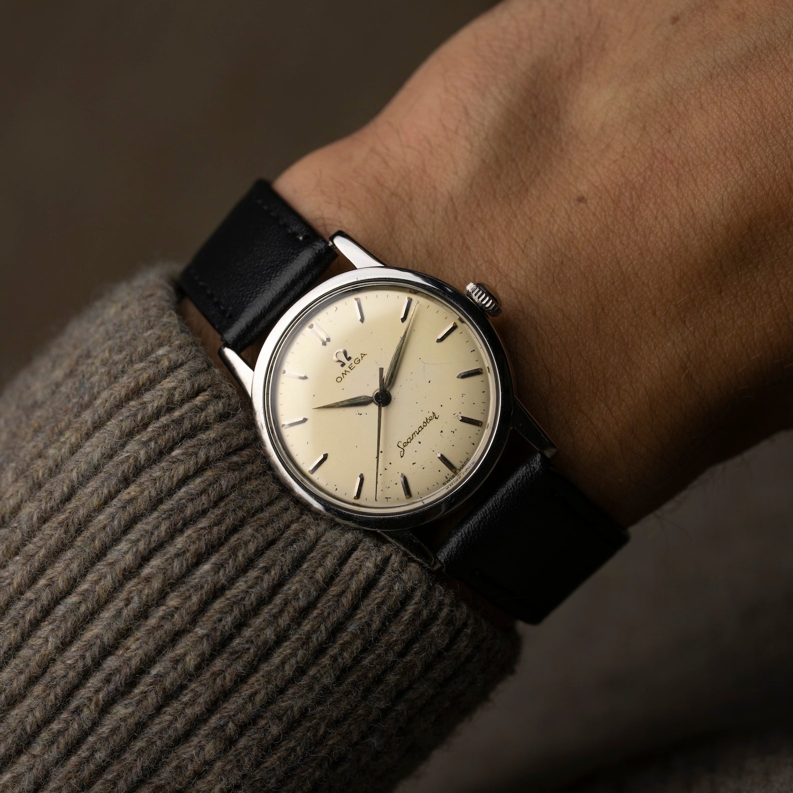 Omega Seamaster 1961, calibre 600 manuel, boîtier acier 33 mm, cadran ivoire patiné, aiguilles dauphines, portée