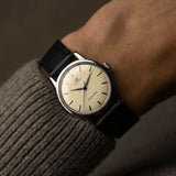 Omega Seamaster 1961, calibre 600 manuel, boîtier acier 33 mm, cadran ivoire patiné, aiguilles dauphines, portée