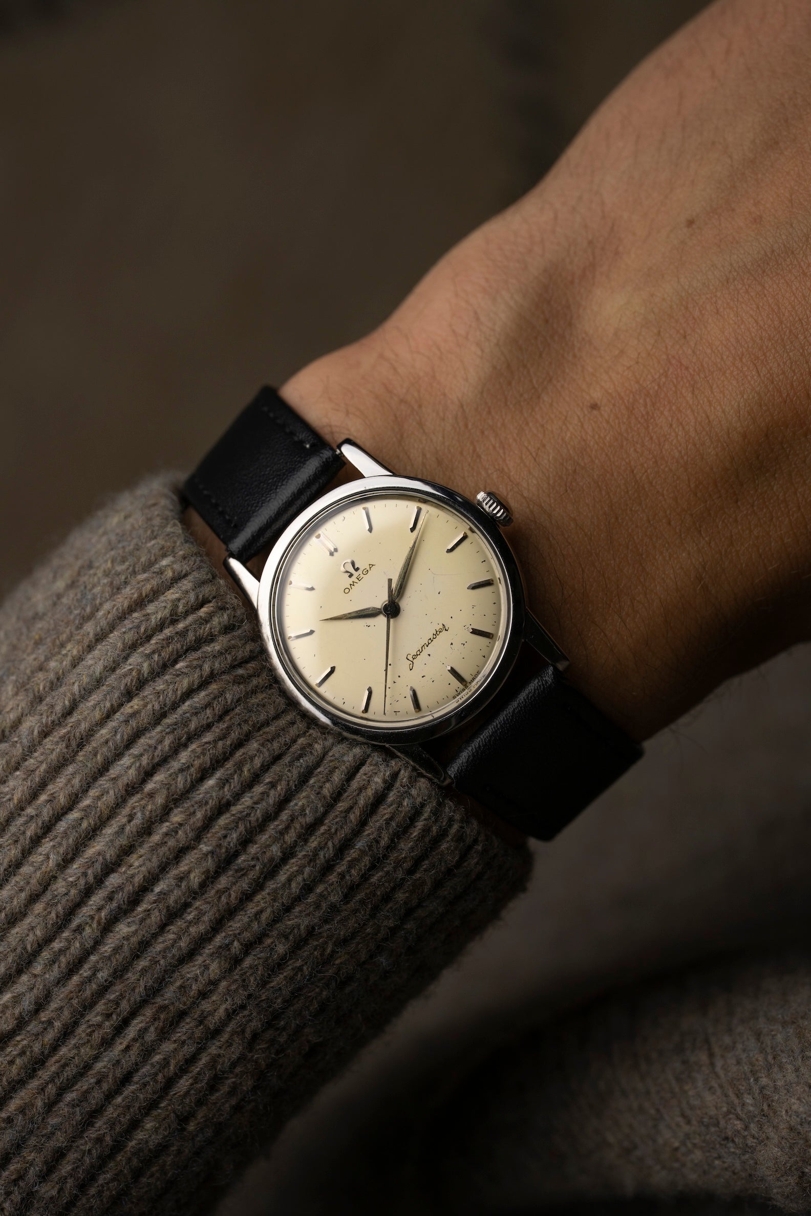 Omega Seamaster 1961, calibre 600 manuel, boîtier acier 33 mm, cadran ivoire patiné, aiguilles dauphines, portée