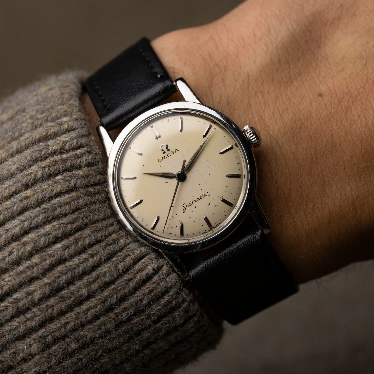 Montre vintage Omega Seamaster 14759 SC-61 de 1961 portée au poignet, cadran crème et bracelet cuir noir