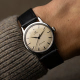 Reloj vintage Omega Seamaster 14759 SC-61 de 1961 en la muñeca, esfera crema y correa de piel negra