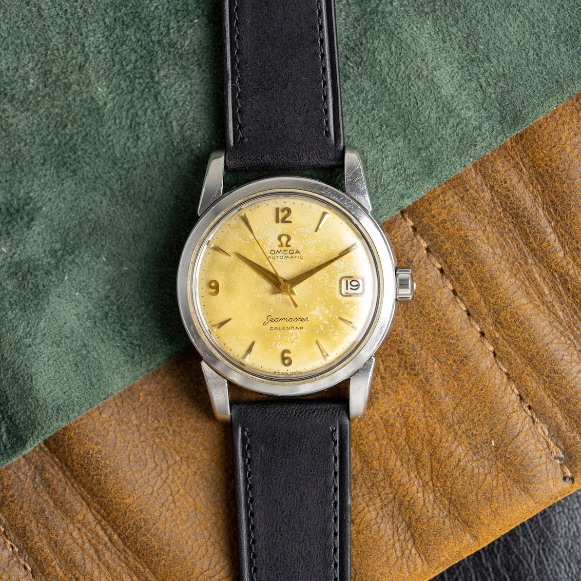 Omega Seamaster Calendar Automatic vintage vista frontal con correa de piel negra