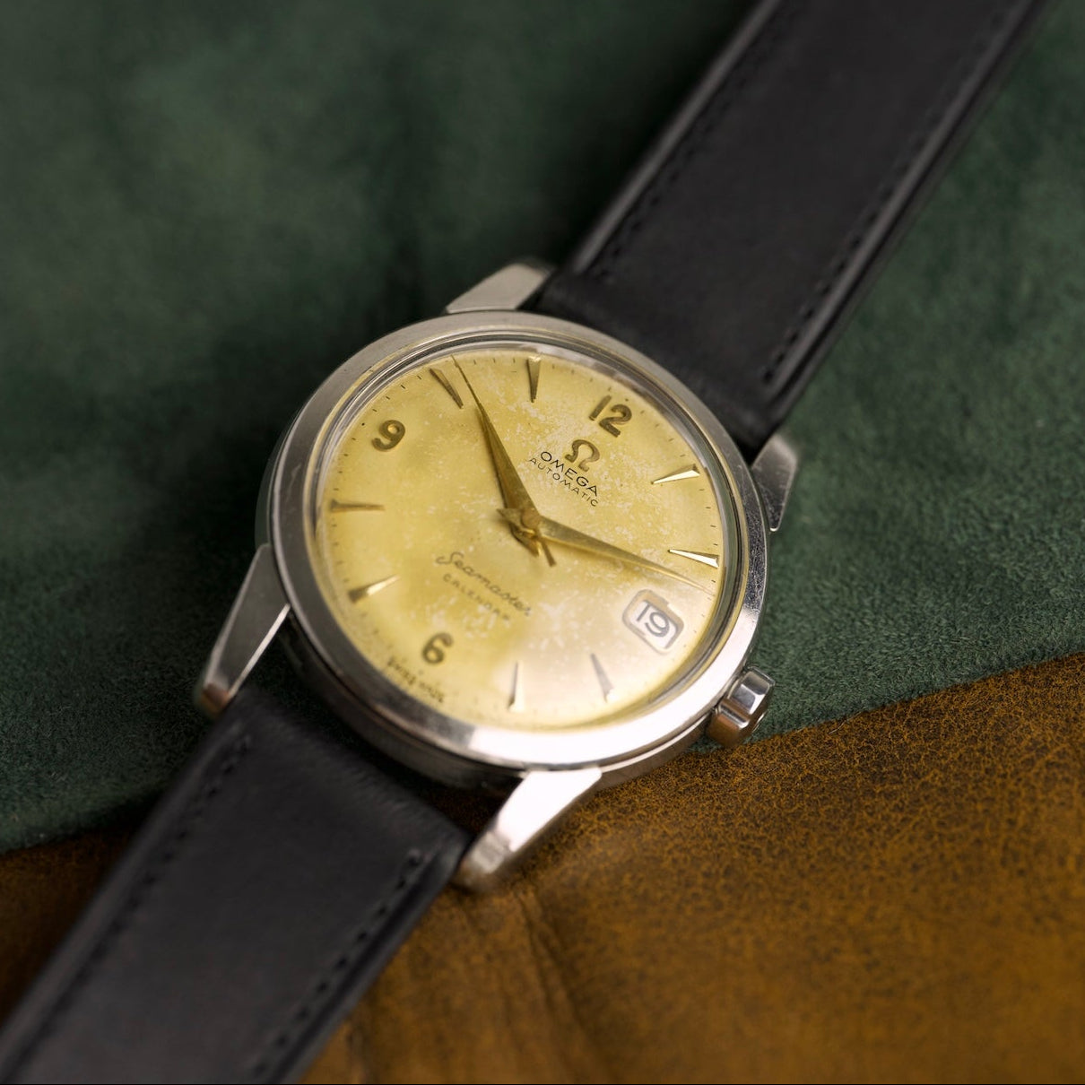 Omega Seamaster Calendar 2849 1SC de acero vista de tres cuartos, reloj vintage