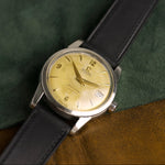 Omega Seamaster Calendar 2849 1SC de acero vista de tres cuartos, reloj vintage