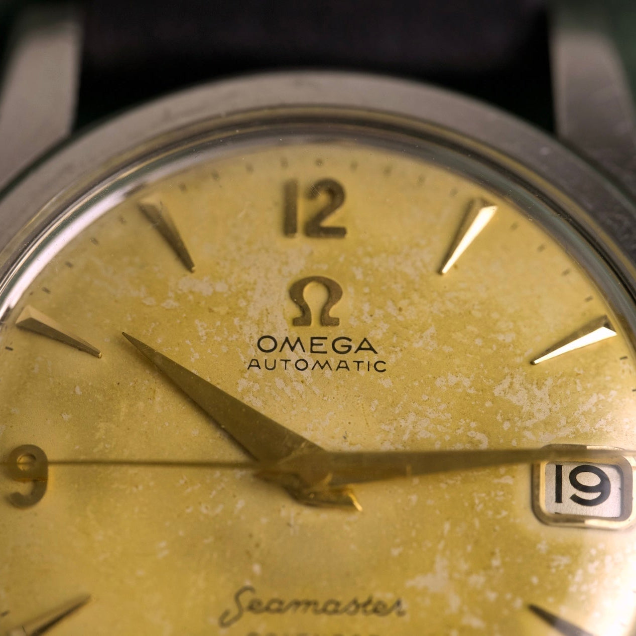 Logotipo Omega Automatic y número 12 en la esfera con pátina del Seamaster Calendar, reloj vintage